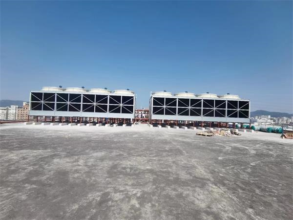 閉式冷卻塔和開放式冷卻塔的實際效果有什么不同?(冷卻塔分幾大類)